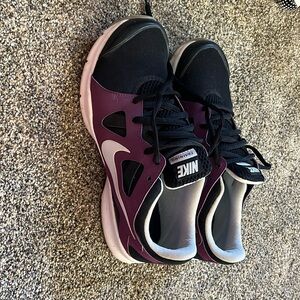 Women’s Nike training tennis shoes